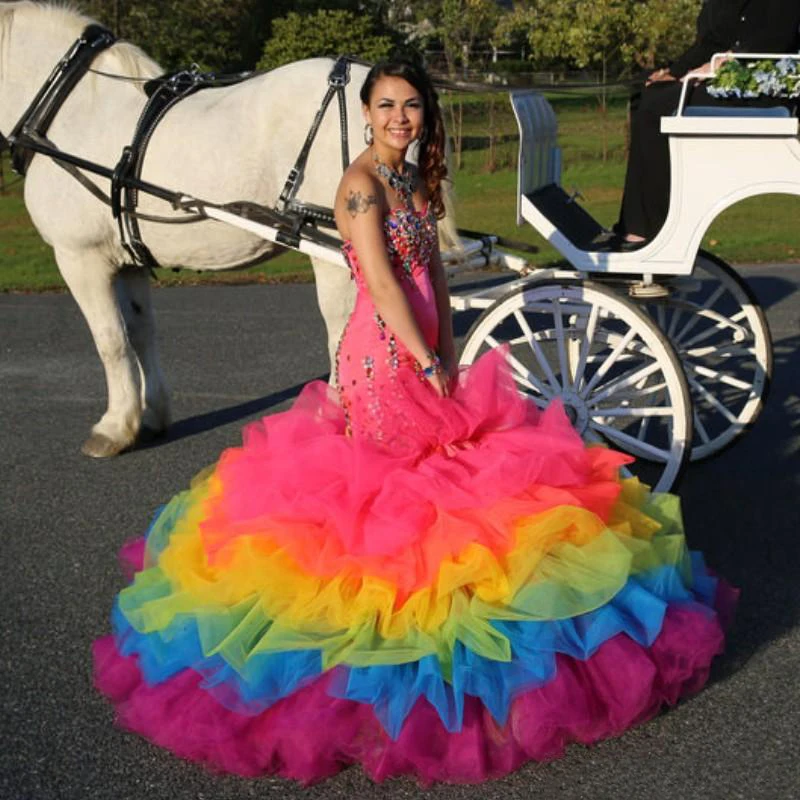 Abito da ballo a sirena colorato arcobaleno abito da sera senza maniche con scollo a cuore in rilievo di cristallo Tulle a strati di arrivo di moda