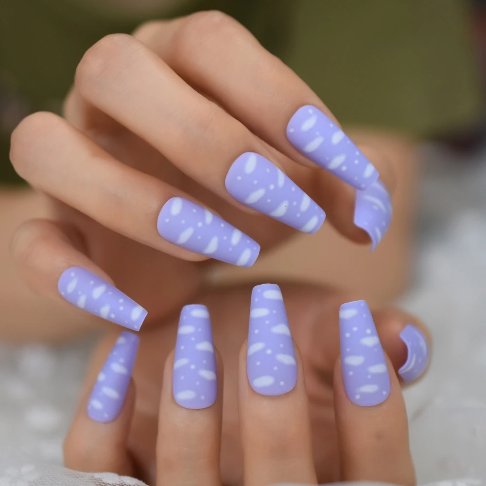 Sky สีขาวเมฆสีม่วงกดบนเล็บปลอมยาว Ballerina Coffin ยอดนิยม Matte Frosted ปลอม Fingersnails เครื่องมือขยาย