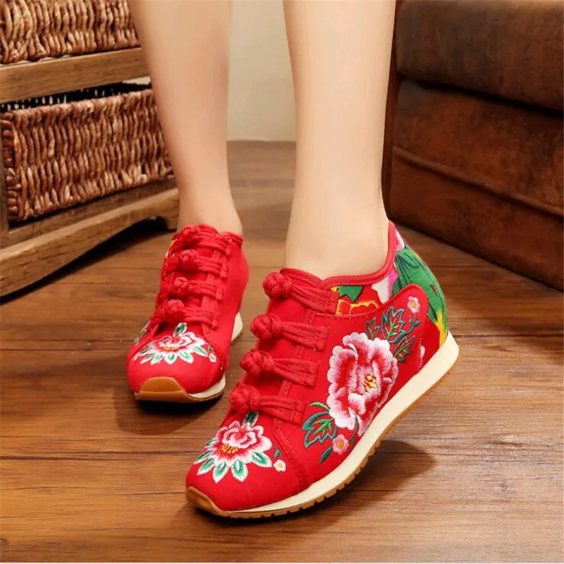 New Spring Women\'s Flower Embroidered Flat Platform Shoes Chinese Ladies Casual Comfort Denim Fabric Sneakers Shoes