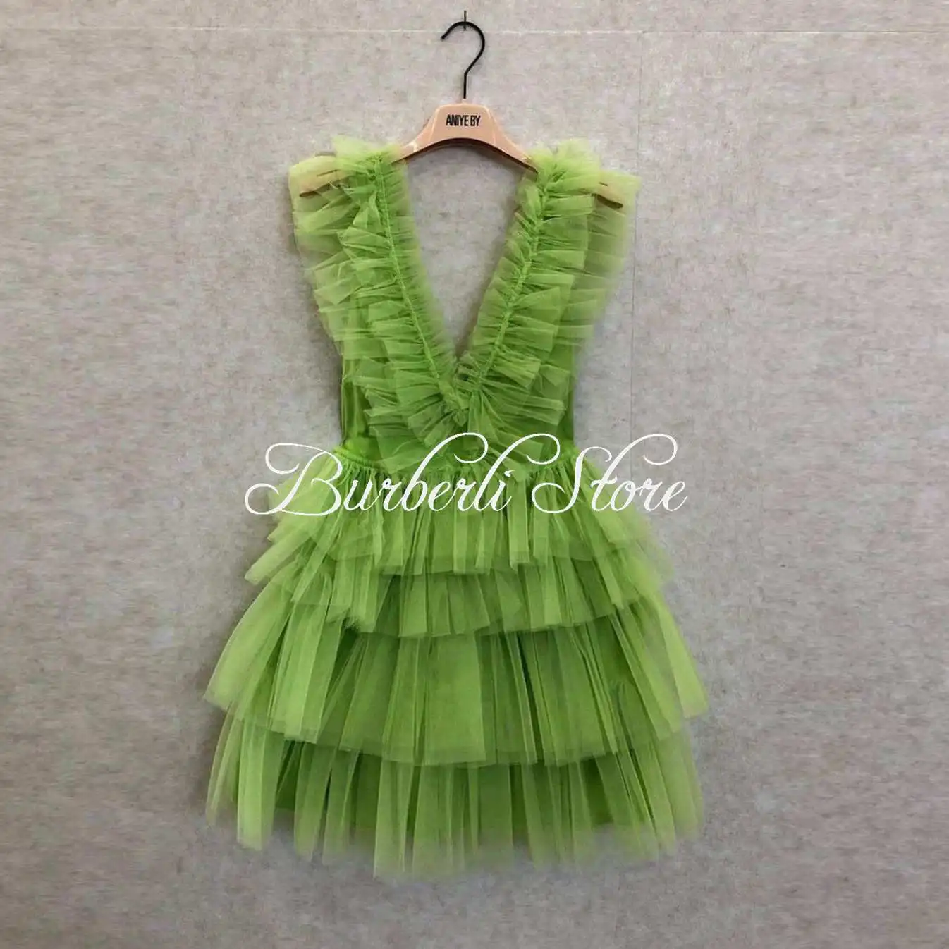 

Sexy V-neck Green Tulle Tiered Short Summer Dress Sleeveless Ruffles Mini Mesh Party Gowns Cheaper Girls Dressing