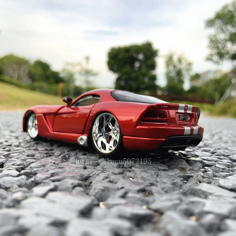 Bburago 1:32 Dodge Viper  Simulation alloy car model plexiglass dustproof display base packaging series Collect gifts toy