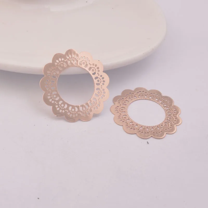 50 Stück AB1434 30mm Runde Blumenanhänger aus Messing, Filigran-Blumenanhänger, DIY-Schmuckzubehör für die Herstellung von Ohrringen – Detail 10