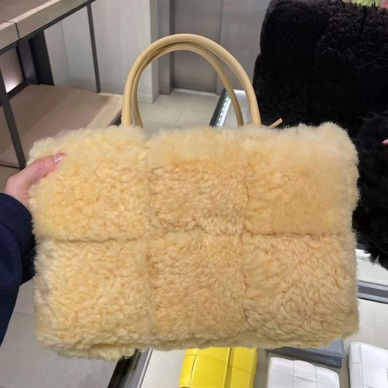 Net Celebrity Same Lamb Wool Woven Handbag Furry Shoulder Bag Big 2021 Autumn And Winter New Female Bag