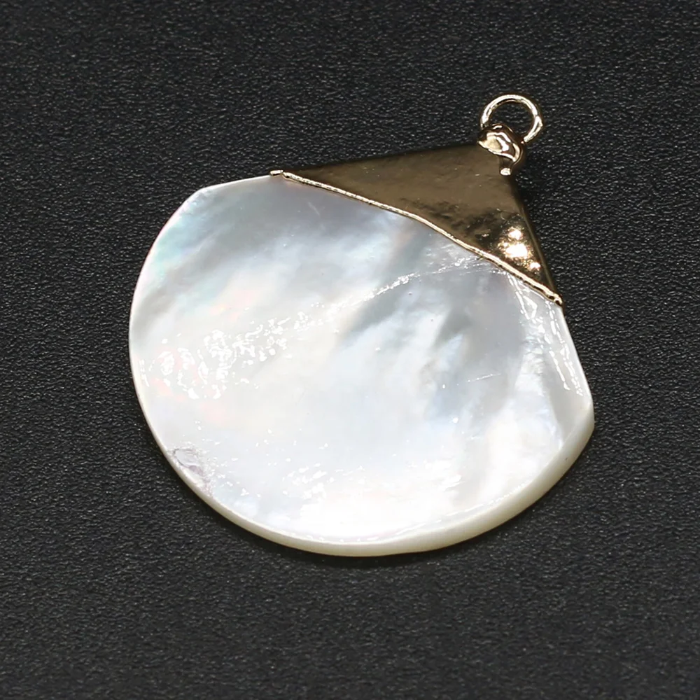 Natural Shell Penant Exquisite Pattern Sector Shape Shells Pendant Charms for Making DIY Women Jewerly Necklace Size 24x30mm