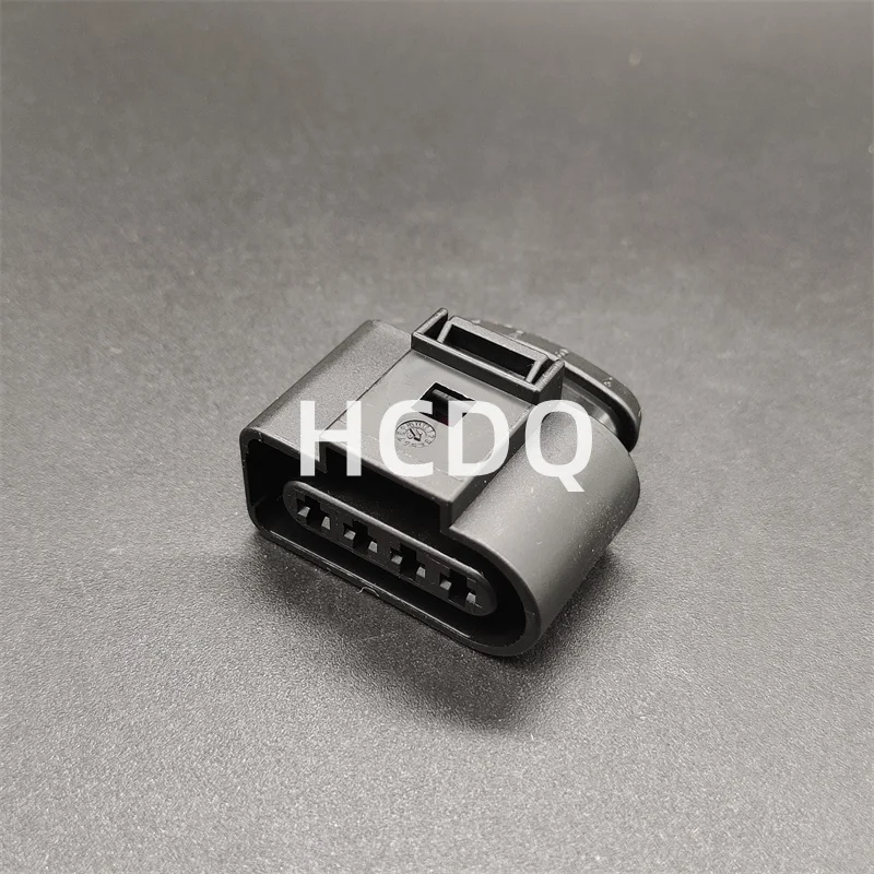 

The original 1J0 973 724 4PIN Female automobile connector plug shell and connector are supplied from stock