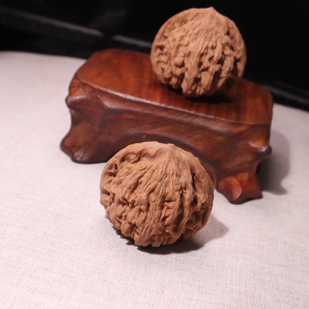 Wen play health ball walnut slew piece hand piece snare wild text play walnut pair Wenchao walnut gifft