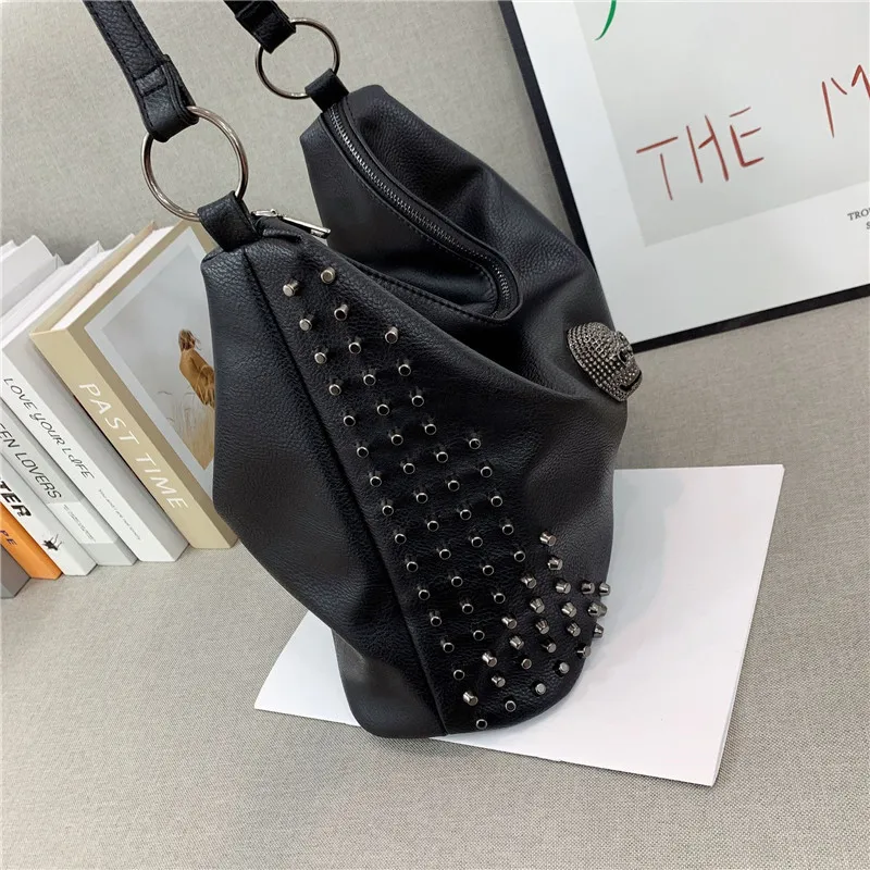 Fashion Women Handbags Punk Style Shoulder Bag Large Capacity Crossbody Bag Rivet Skull Tote Messenger Bag