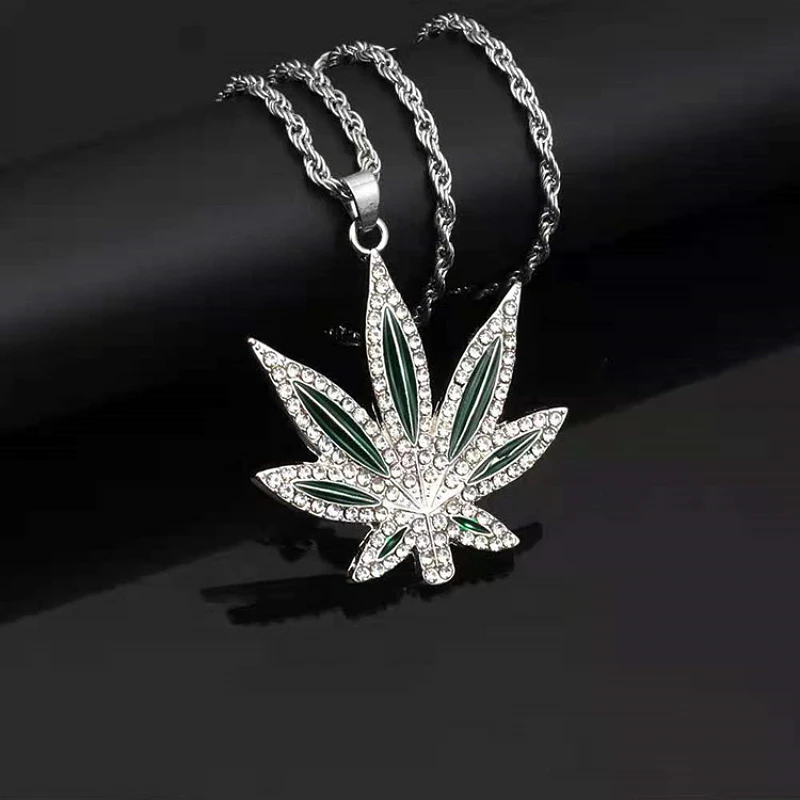 Fashionable income, exquisite maple leaf necklace, retro maple leaf dancing in the wind, free and easy pendant, gift for girl