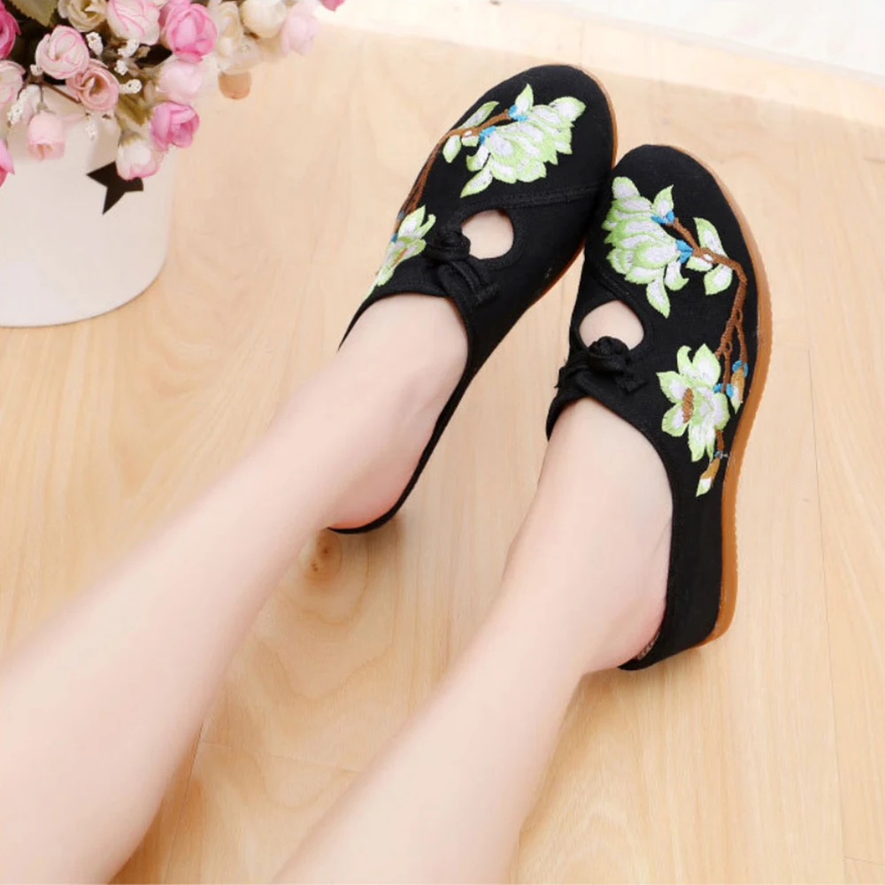 Veowalk Flower Embroidered Women Canvas Mules Wedge Slippers Slip on Close Toe Elegant Ladies Casual Summer Cotton Heeled Shoes