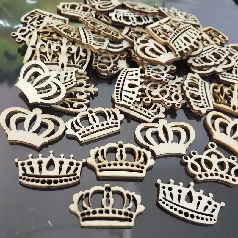 50 stücke Holz Cartoon Aushöhlen Crown Formen Handwerk Ausschnitte Holz Verzierungen Holz Ornament Manuelle Zubehör für DIY Kunst