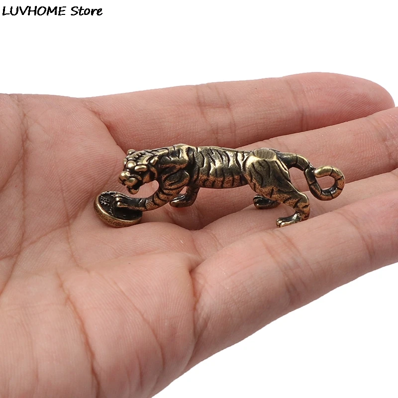 1pcs Retro Brass Tiger Statue Ornament Chinese Zodiac Tiger Pendant Office Desk Decoration Pendant