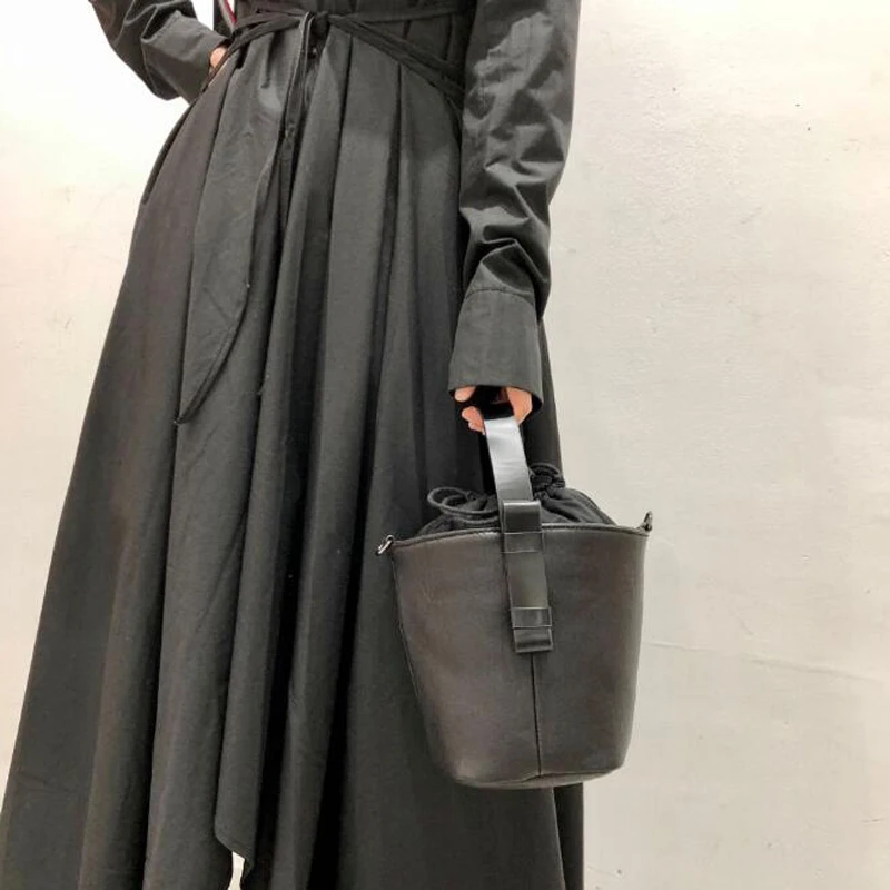 Borsa Shopping a secchiello in morbida pelle di pecora firmata da donna nera con spalla in vera pelle di moda