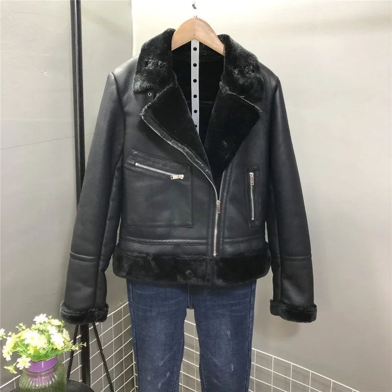 Inverno feminino grosso forro de pele quente jaqueta de couro do plutônio casual motocicleta à prova de vento casaco fino ajuste clássico preto outwear casaco