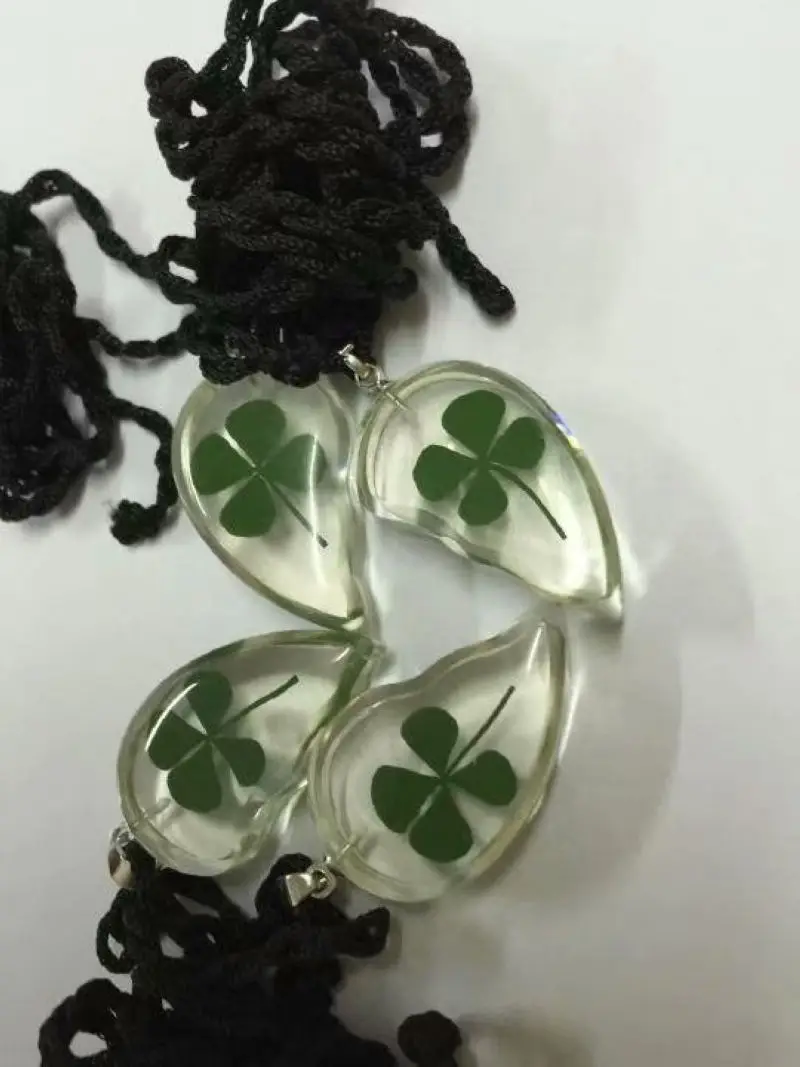 100 pcs real four leaf clover lucid lovely heart pendant