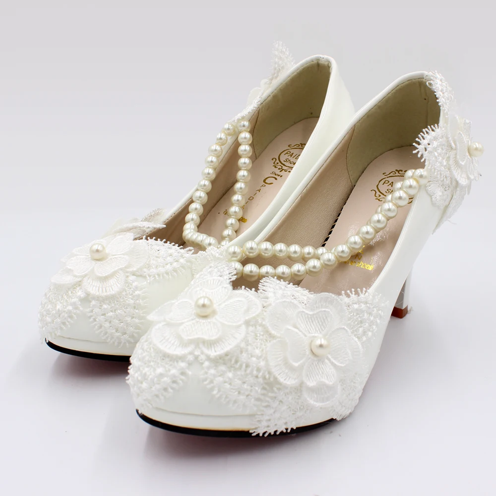 Printemps et été nouvelles chaussures pour femmes à talons hauts chaussures de mariée blanches perles élastiques fleurs chaussures de mariage faites à la main fabriquées en Chine