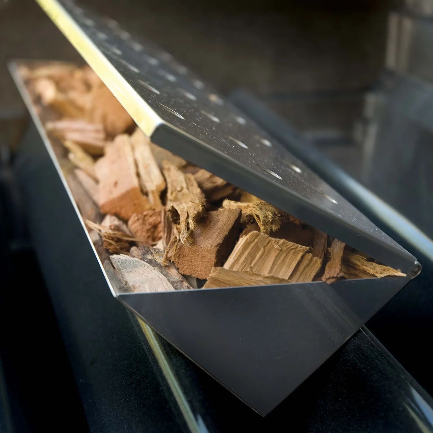 V-Shaped Stainless Steel Smoker Box Wood Chips BBQ Smoker Box with Lid For Flavor Wood Chips Pellets Grill Barbecue Accessories