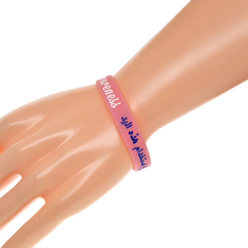 Individuell gestaltetes, rosafarbenes Silikonarmband zur Sensibilisierung für Brustkrebs. – Detail 8