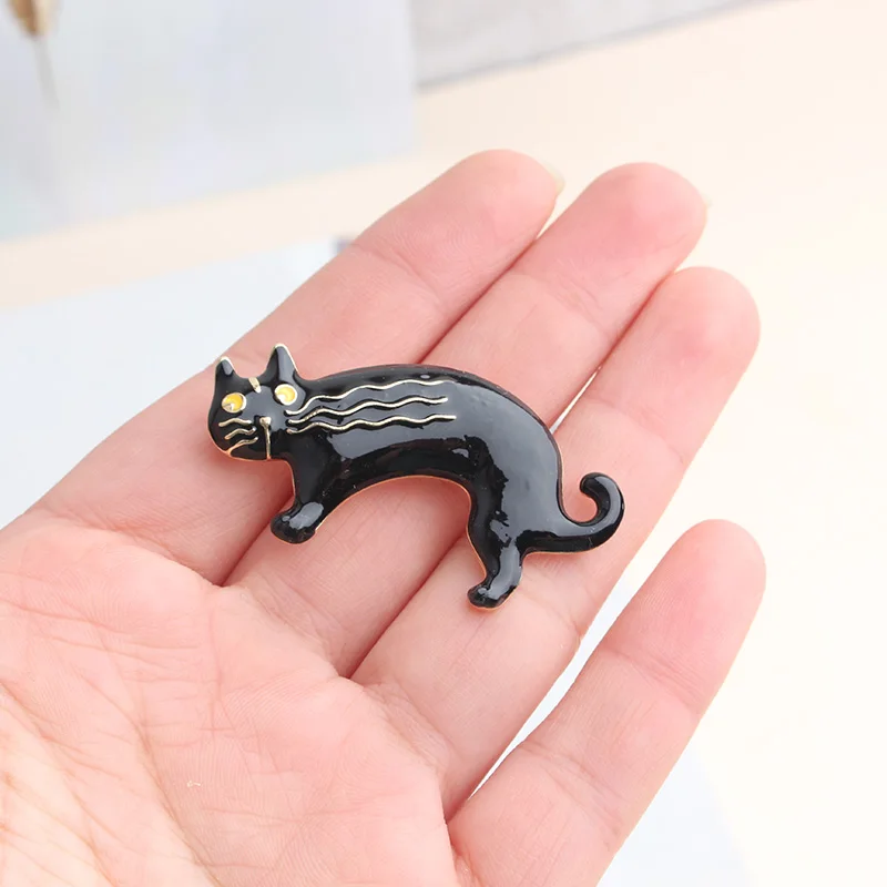 Pomlee New Fashion Funny Black Red Enamel Paint Cat Brooches Unisex Cute Lazy Animal Brooch Pins 2 Colors Available Jewelry