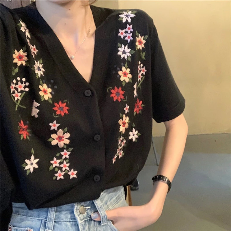 T-shirts Women Embroidery All-match Summer V-Neck Leisure Simple Korean Style Tees Students Retro Comfortable Fashion Knitwear