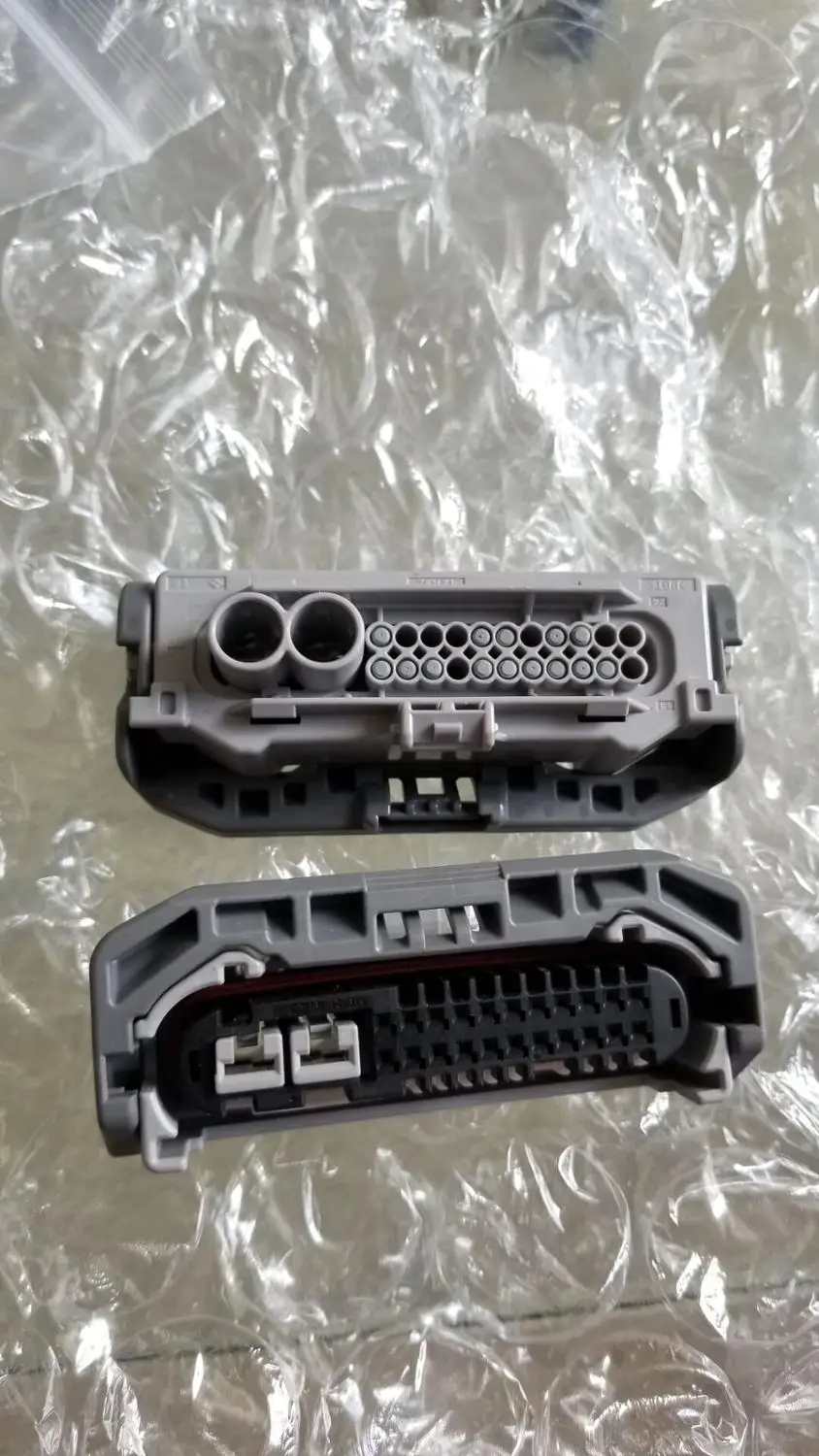 1PCS   For used Toy  car connector  headlamp socket    The headlight wiring harness plug    Taking the iron wire harness plug