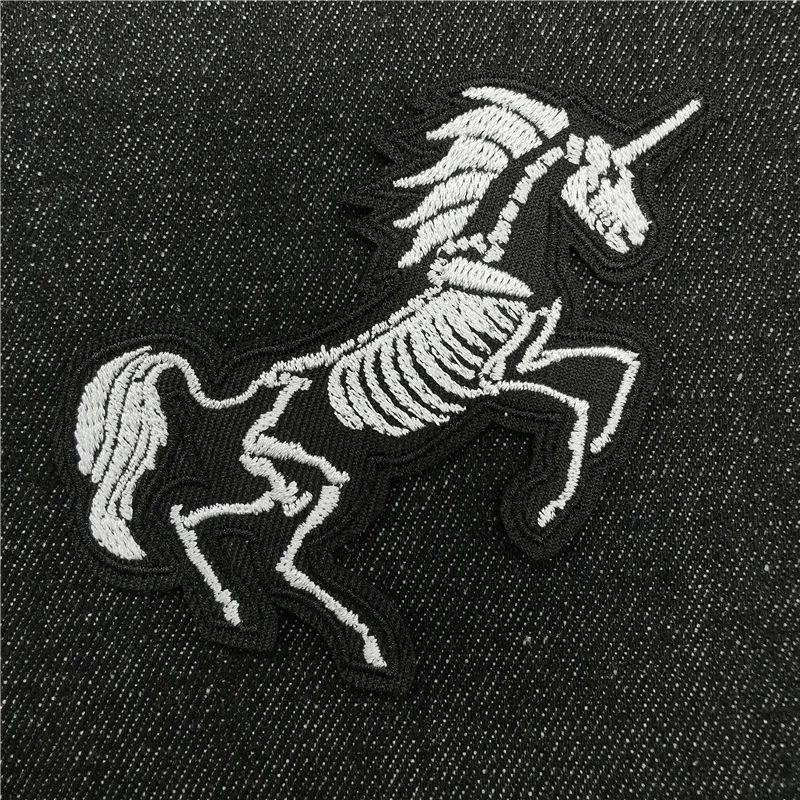 Parche bordado calavera punk – insignia para chaqueta y mochila - imagen 4