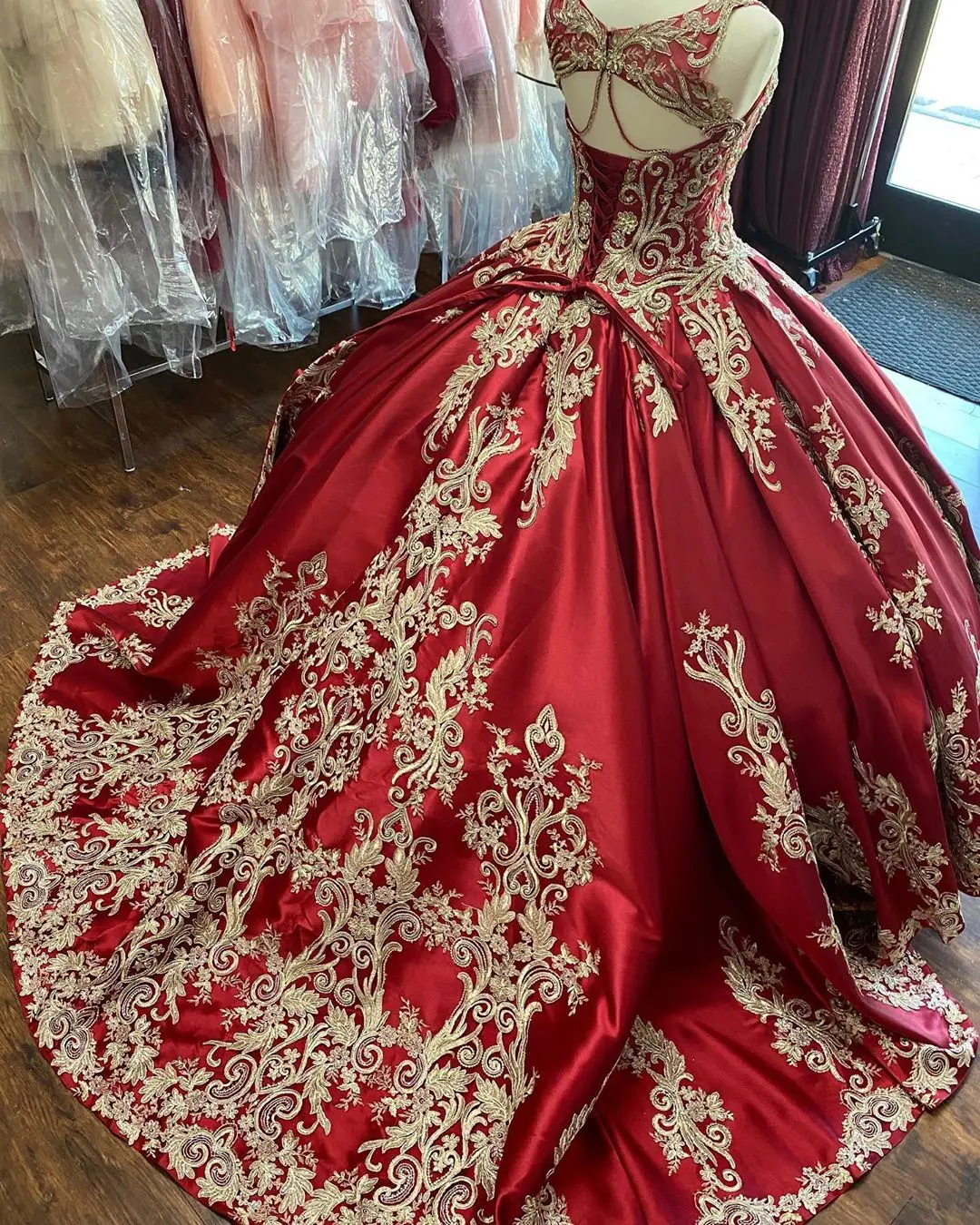 Burgundy ซาติน Vestidos De 15ปี2020เย็บปักถักร้อยลูกไม้ Applique Quinceanera ชุดสายรัดหวาน15ชุดยาวชุด