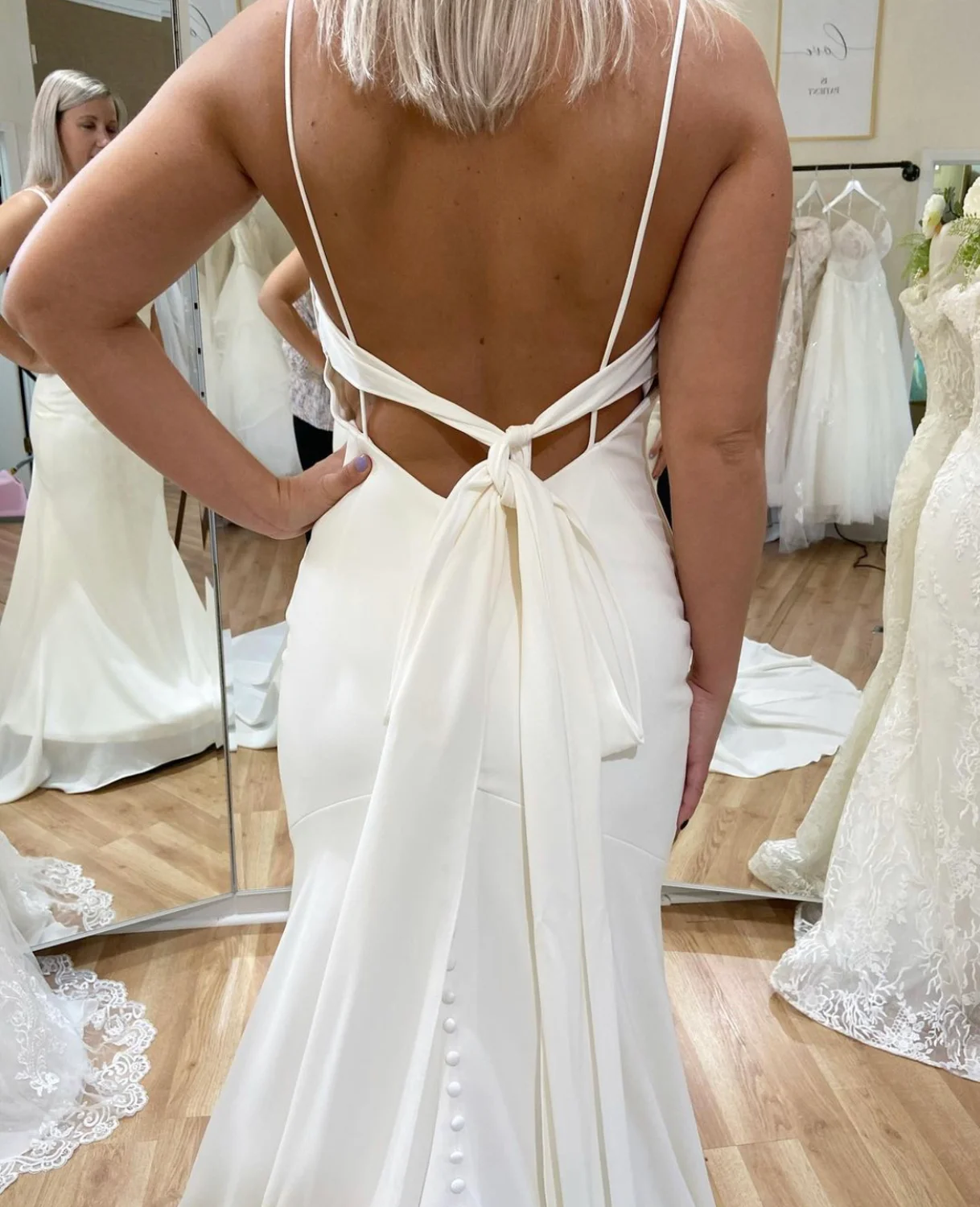 Wedding Dress Mermaid Spaghetti Straps V-Neck Sleeveless Backless Button Bow Satin Floor Length Sweep Train Simple Bride Gown