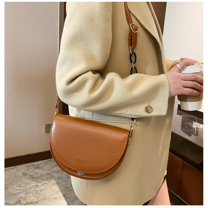 Solid Color Flip Saddle Bag Trend Fashion  New High Quality PU Leather Women Designer Handbag Retro Small Shoulder Messenger Bag