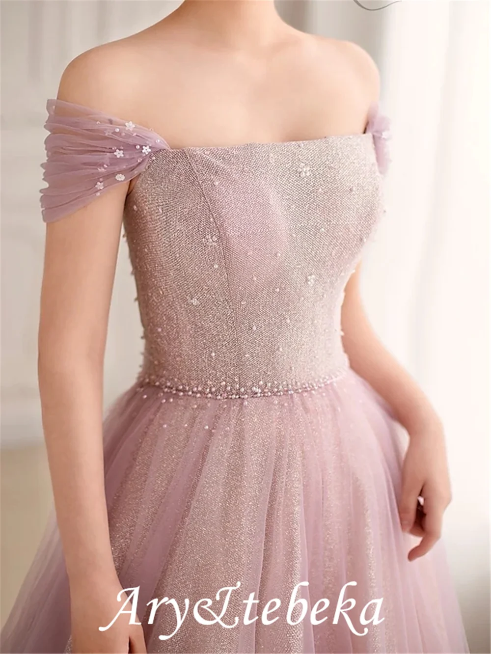 A-Line Glittering Elegant พรหมชุดราตรีอย่างเป็นทางการปิดไหล่แขนสั้นกวาด/แปรง Tulle กับ Pleats เลื่อม2021