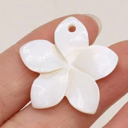 10 stücke natürliche weiße Muschel Anhänger Blume geformt lose Perle niedlich alters reduzierende wilde DIY Halskette Armband Ohrring Perle Zubehör