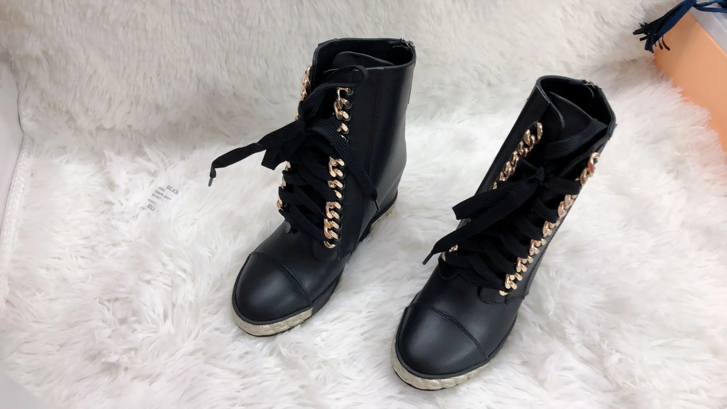 Botas de cuña de 80 mm para mujer, botines informales de punta redonda con cadenas doradas y plateadas, color negro, envío directo, novedad