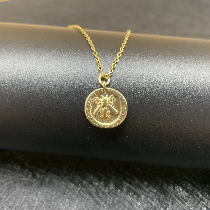 

Fashion Metal Round Bee Pendant Clavicle Chain Vintage Geometric Animal Choker Necklace For Women Jewelry Accessories Gifts