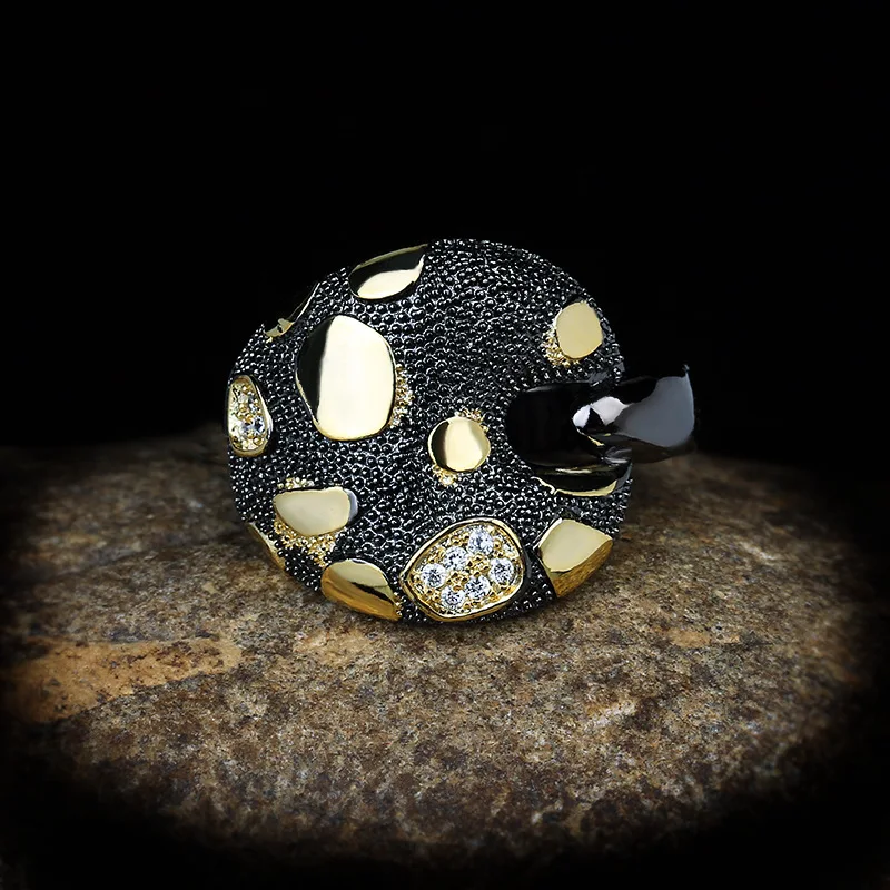 High-End Atmosphere Domineering Black Gold Hollow Ring For Women Anniversary Party Engagement Jewelry Vintage Gift