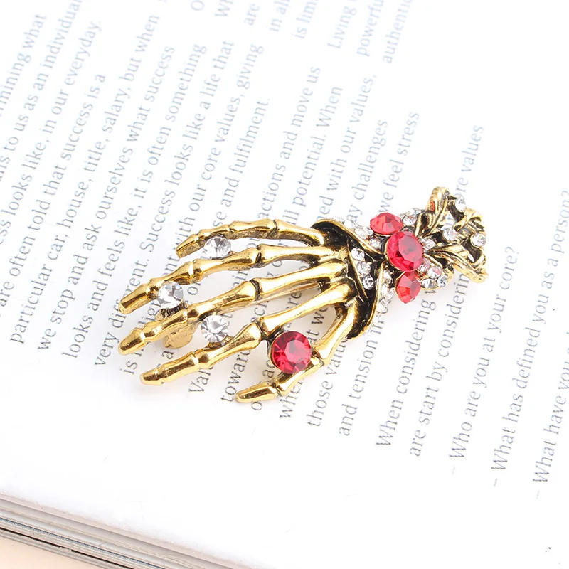 Pomlee 2024 New Arrival Skull Hand Brooch Unisex Punk Pin Antil Gold Red Rhinestone Brooch Gift Clip Accessories Whosales