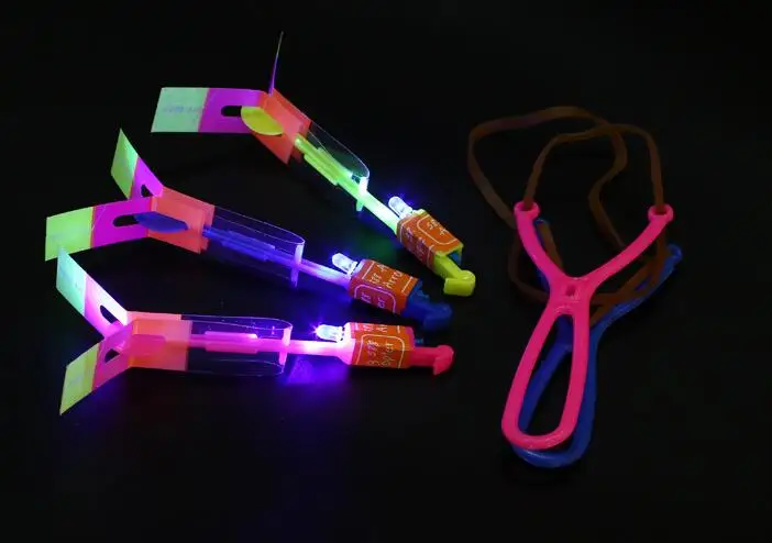 Outdoor Shining Rocket Flash LED Light Slingshot Elastic Helicopter Rotating Outdoor Flying Toy Arrow Party Gift Childrens Favor