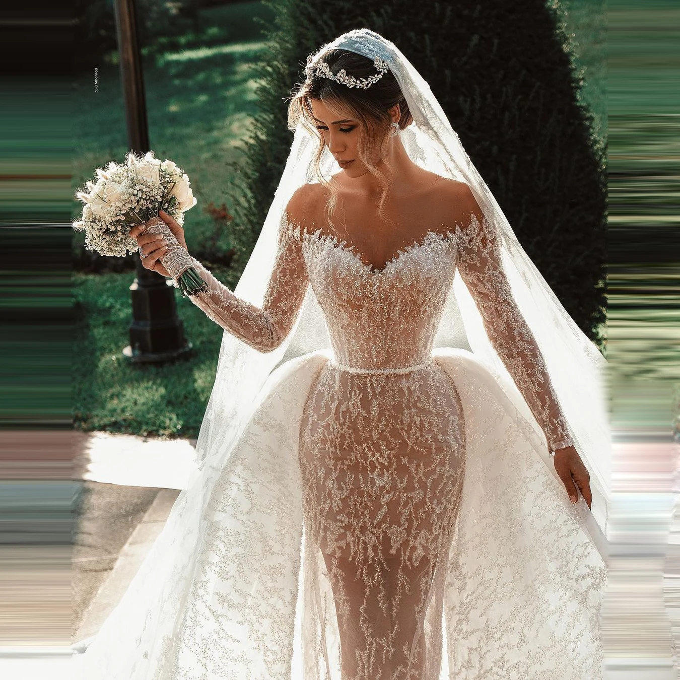 Vestidos de novia blancos puros en Dubai con sobrefalda sirena mangas largas vestido de novia con cuentas transparentes personalizado 2025