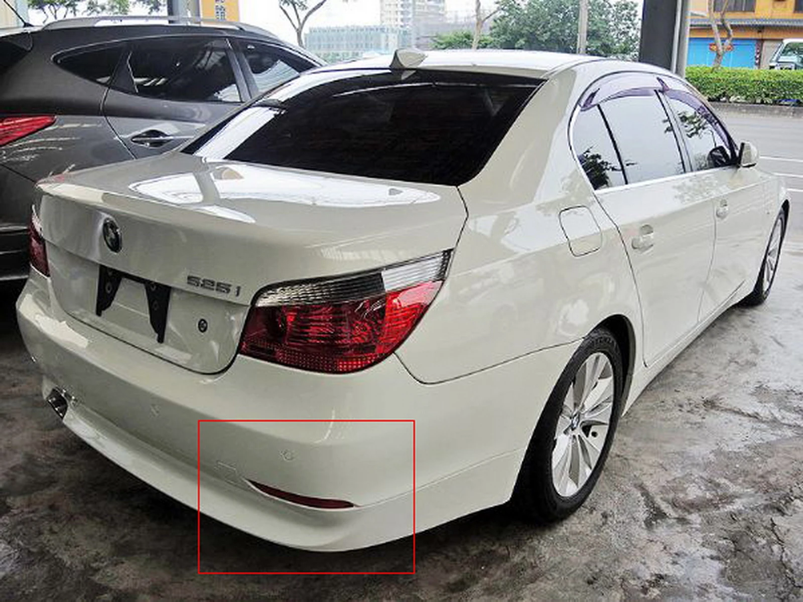 Right Side Red Lens Rear Bumper Reflector Tail No Light For BMW 5-Series E60 E61 2003-2007