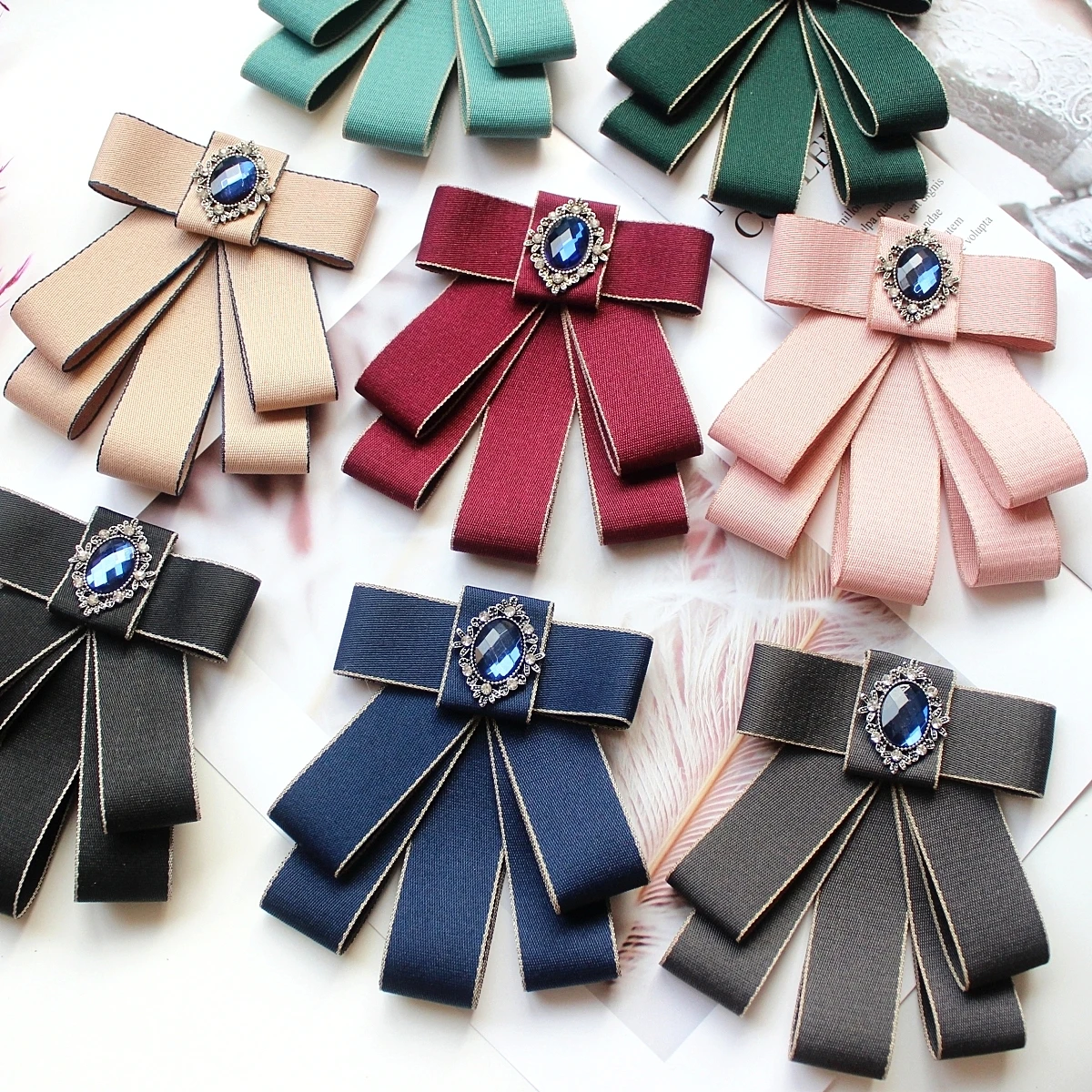 Korean Ribbon Pearl Bow Tie Broches para Mulheres e Homens, Crystal Rhinestone Necktie Pins, Shirt Collar Vestuário Acessórios