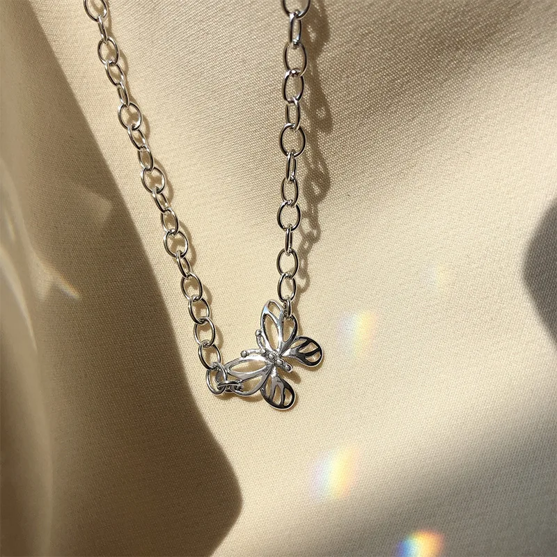 LIVVY فضي اللون موضة الإبداعية عقد بحلية متدلية على شكل فراشة قلادة امرأة بسيطة سلسلة الترقوة مزاجه الهدايا