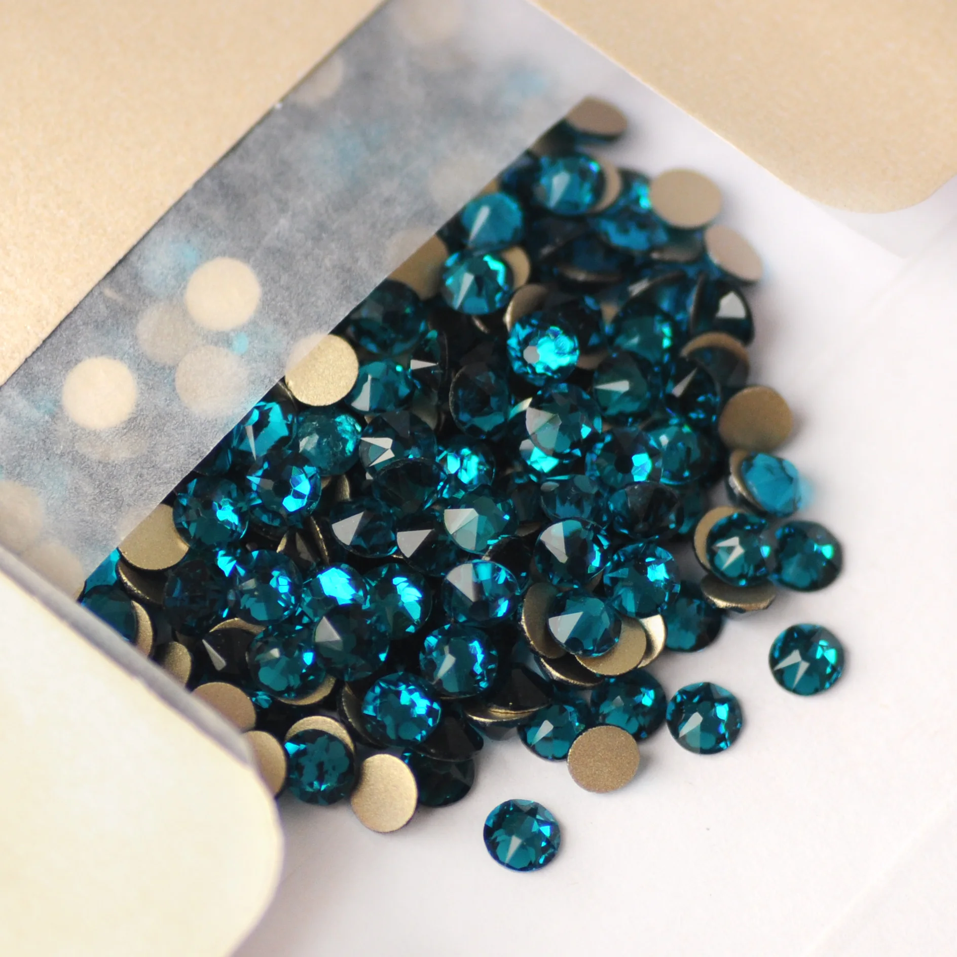 2088 Blaue Zirkon-Kristall-Strasssteine, flache Rückseite, nicht heißklebend, glänzende Kristallsteine für Handarbeiten und Kleidungsdekoration – Detail 6