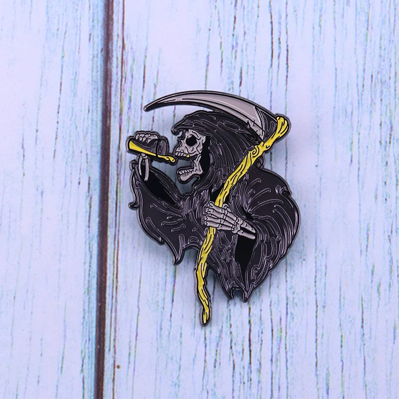 Large Drinking\' Grim Reaper Pin Christmas Edition dark Robe Death Killer Beer Party Brooch Halloween Spirits addition