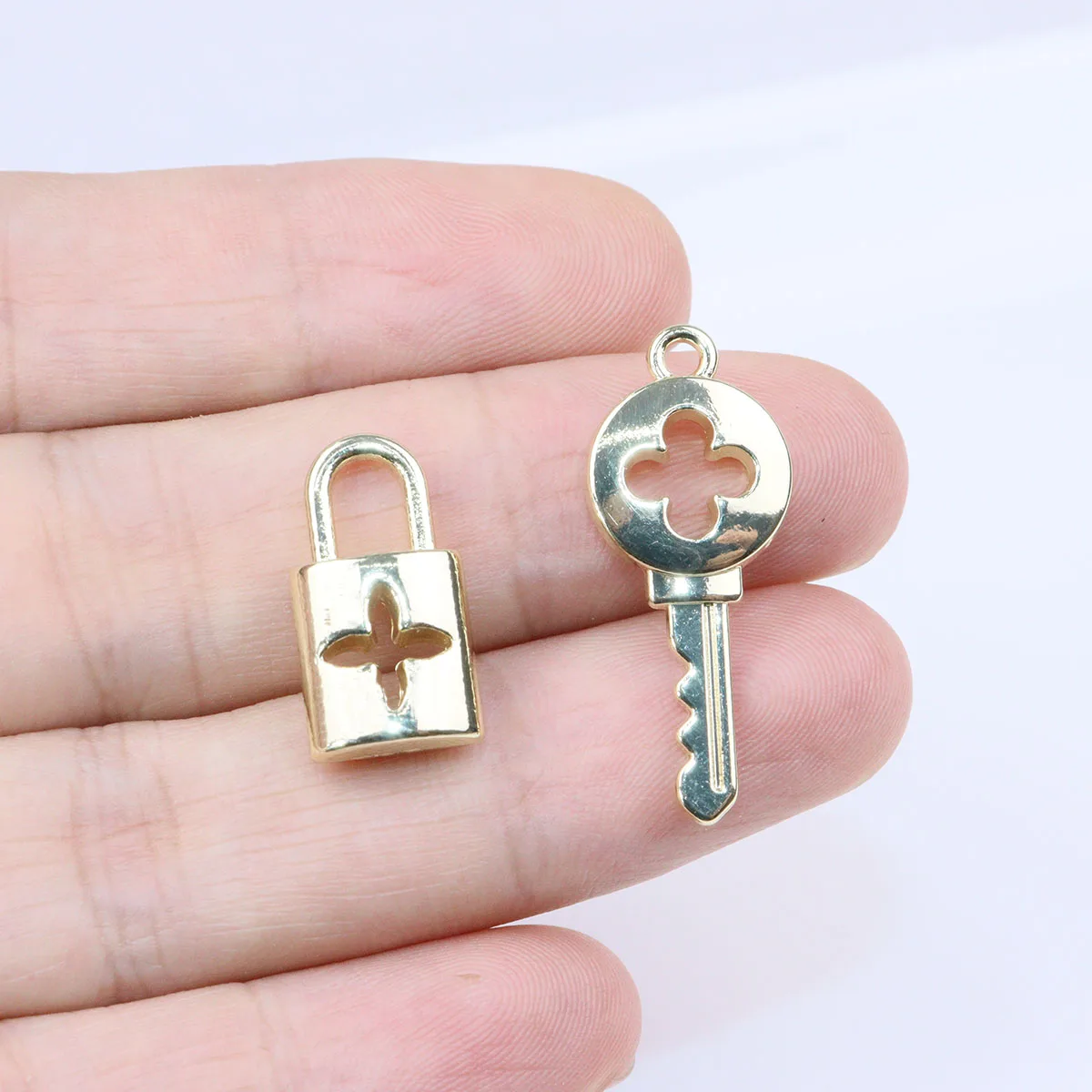 

Eruifa 10pcs Zinc Alloy Polished 3D Lock 3D Key Coin Charms Wholesales Necklace,Earring Bracelet Jewelry DIY Handmade 2 Color