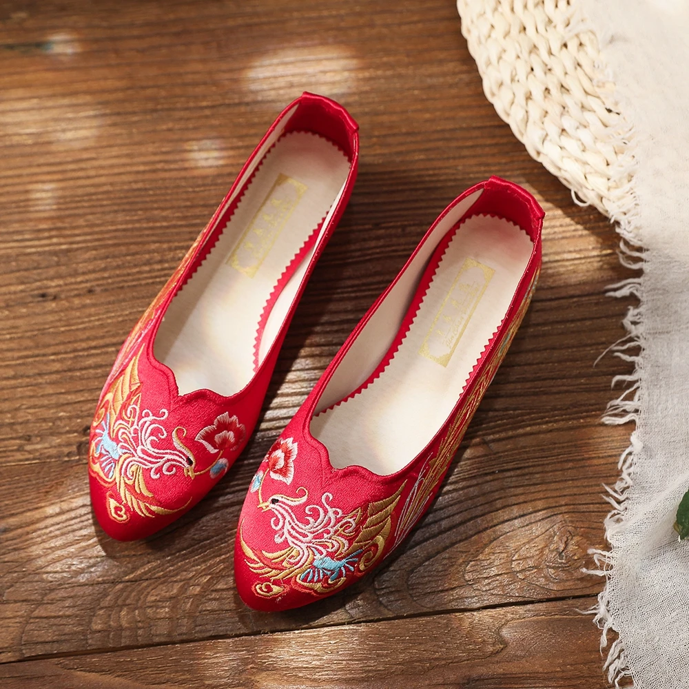 Veowalk Vintage Chinese Style Women Silk Embroidered Red Wedding Shoes High End Elegant Ladies Comfortable Bridal Flat Shoes