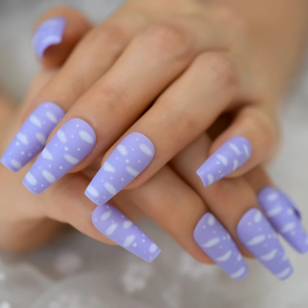 Sky สีขาวเมฆสีม่วงกดบนเล็บปลอมยาว Ballerina Coffin ยอดนิยม Matte Frosted ปลอม Fingersnails เครื่องมือขยาย