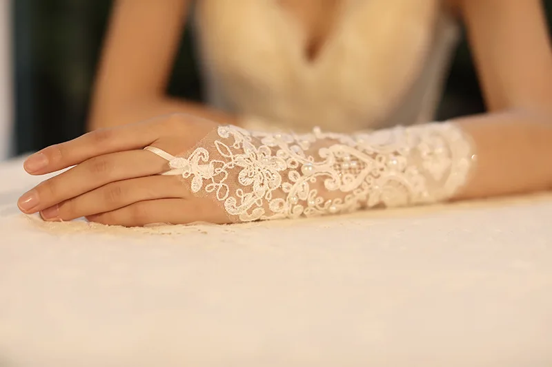 JaneVini Elegant White Fingerless Bridal Gloves Appliques Pearls Opera Length Lace Wedding Gloves for Bride Wedding Accessories