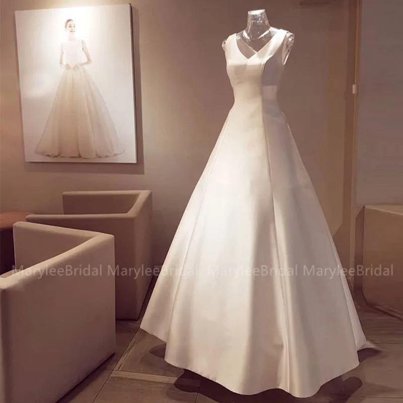 

Cheapest Princess Wedding Dresses V-neck Sleeveless Ivory Satin Korea Bride Wedding Gown Simply A-Line Plus Size Vestido Novia