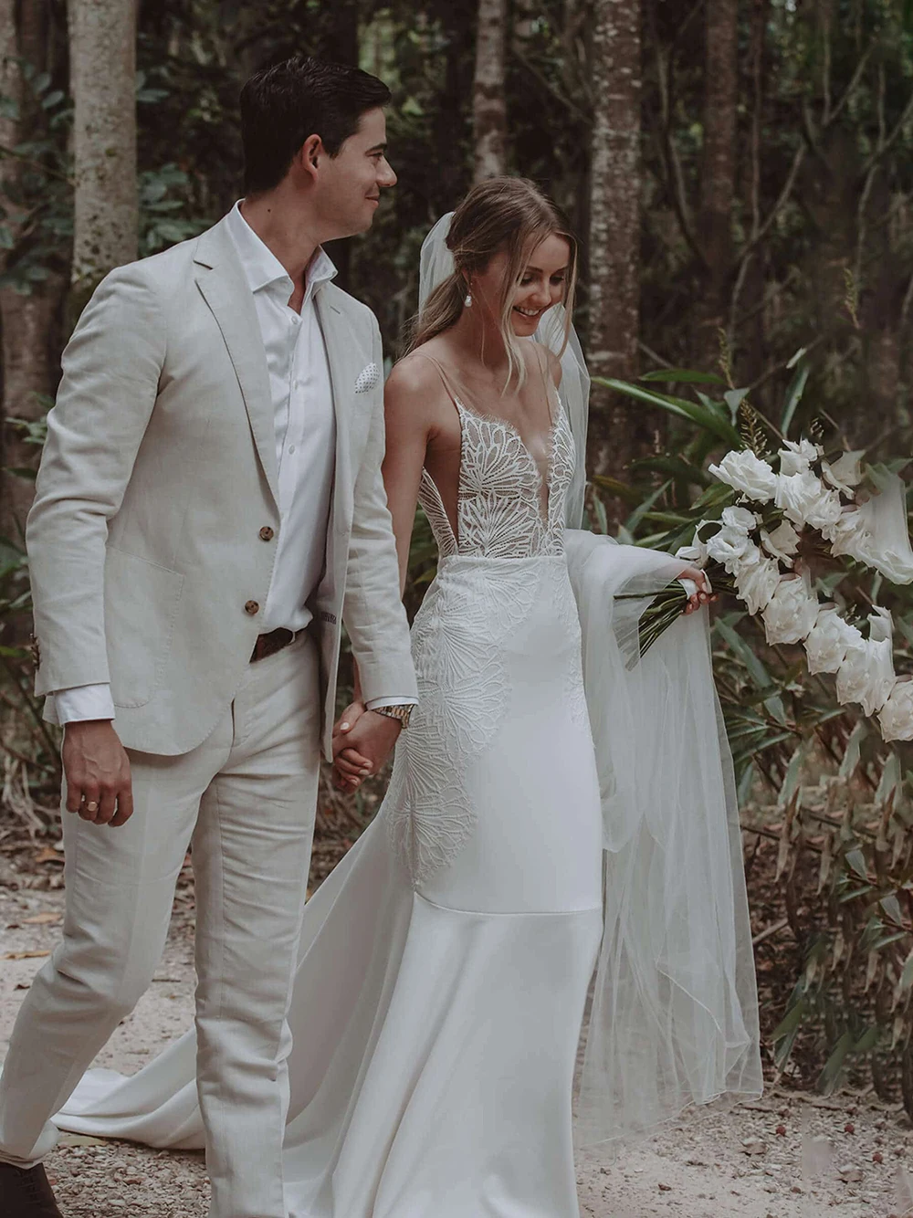 Vestidos de novia de encaje con tirantes finos de sirena, botones hechos a medida, sin espalda, ajuste y llamarada, vestido de novia largo minimalista con microcuello en V