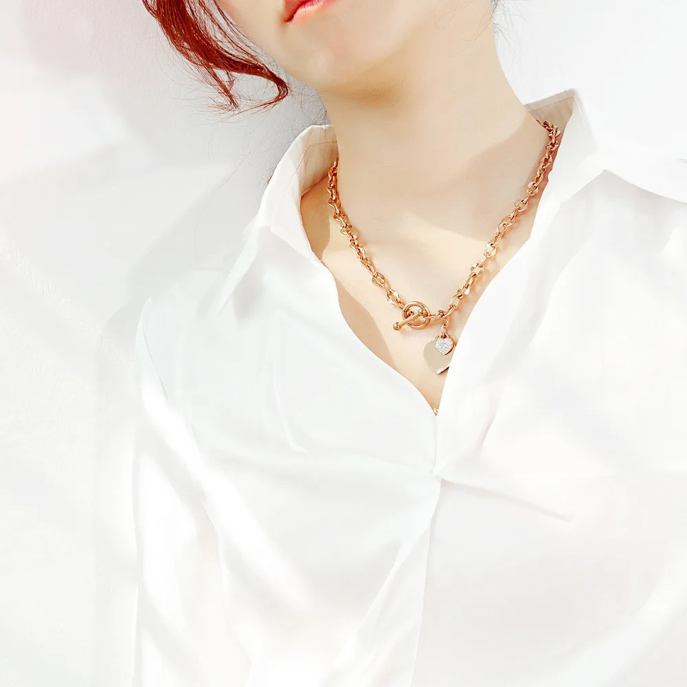 

Ожерелье с пряжкой из титановой стали с позолотой