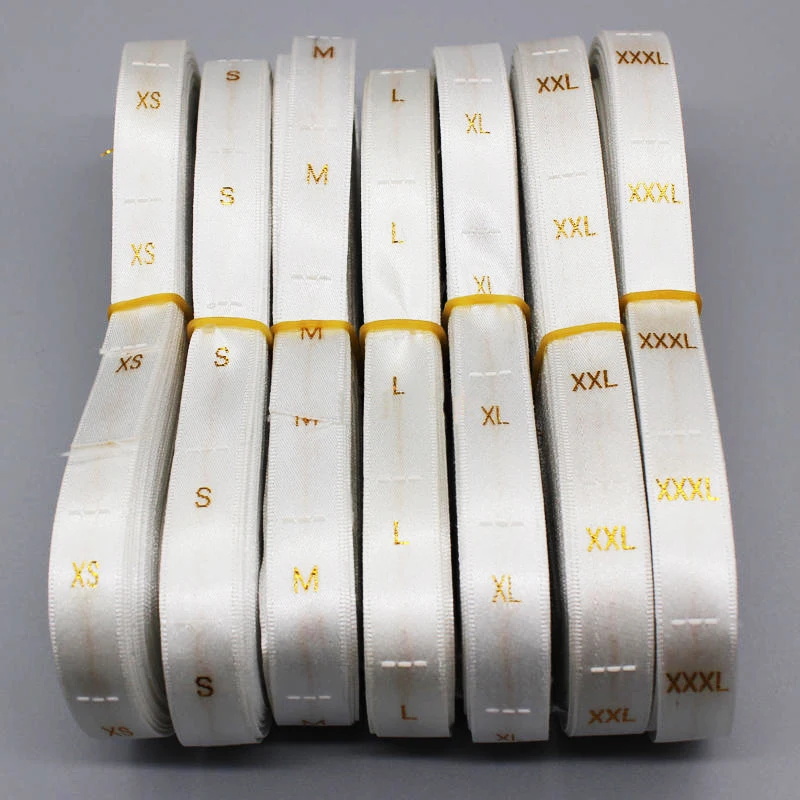 500pcsGARMENT SIZE LABEL Clothing Tags White Black Background Wooden Lock Machine Metal Gold Letters 1.2x3.5cm High Quality