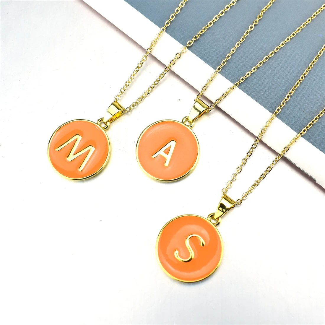 2021 New Women 26 English Surname Necklace Orange Letter Pendant Classic O-chain Ladies Jewelry Necklace Anniversary Gift